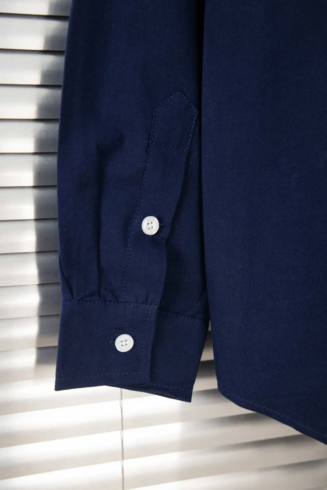 🅿️250 New: Style number: B141 Ralph Lauren/Ralph Lauren classic small label couple's long-sleeved shirt 1️⃣ Made of high-quality fabrics, the upper body is soft and comfortable, extremely delicate, and feels solid, smooth and soft. The fabric has the characteristics of being wrinkle-free and has an invincible feel. The details are perfectly handled! 2️⃣The workmanship details are perfectly controlled. They are all hemmed with vest technology, and the inside of the sleeves are also used. Different from the four-needle and five-thread workmanship, the collars are also all designed with interlining, showing high-end fashion and individuality, and the style is fashionable, simple and elegant! 3️⃣It is very youthful and energetic, and can be easily worn by both men and women. It is very in line with the fashion aesthetic concepts of today's young people! Color: Black, White, Navy Size: S, M, L, XL